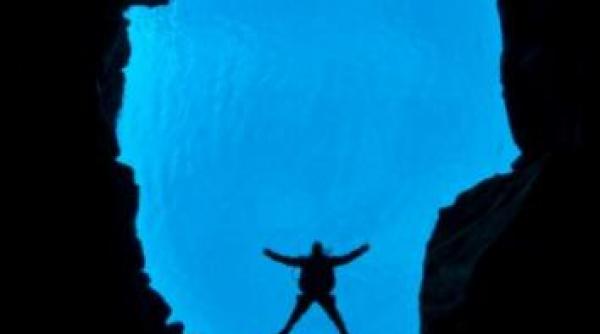 placile tectonice ale europei si americii se distanteaza anual cu 3 centimetri