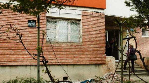 un om moare singur chiar acum in romania