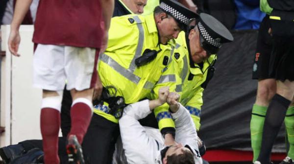 antrenorul lui celtic lovit de un fan al lui hearts intrat pe teren