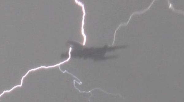 electrizant un avion a fost lovit de fulger in apropierea londrei