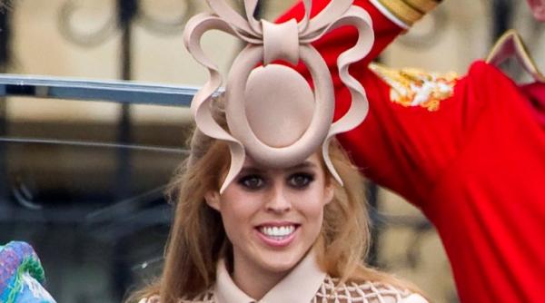 printesa beatrice isi vinde celebra palarie meduza pe ebay