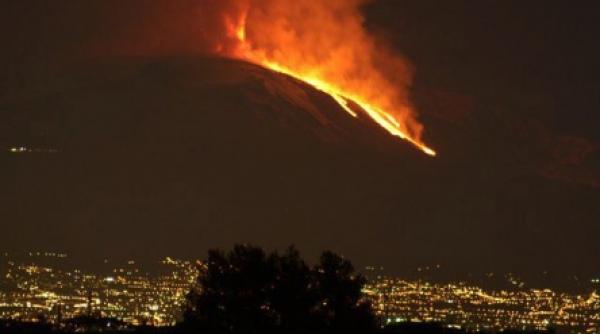 vulcanul etna a erupt