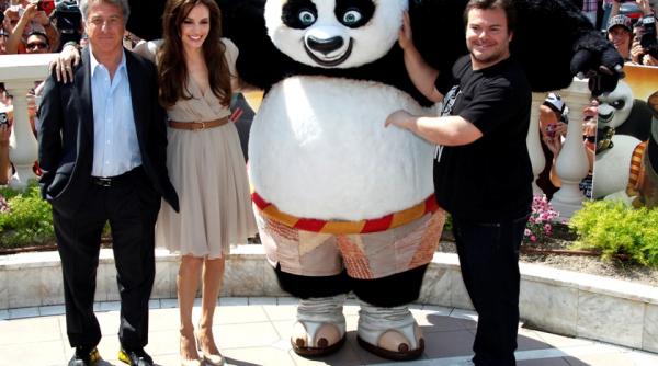 angelina jolie e o relaxare sa mergi la serviciu in pijama