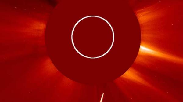 imagini inedite nasa a surprins disparitia unei comete in apropierea soarelui