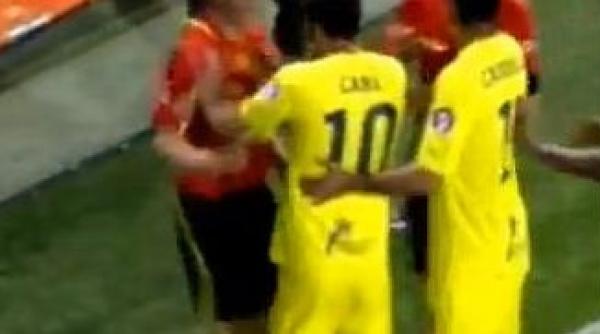 a lovit arbitrul si a luat doar galben