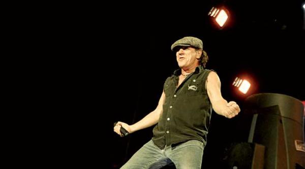 brian johnson nu canta pentru mai putin de 60 000 de oameni
