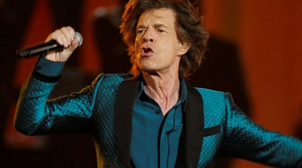 mick jagger canta cu un grup nou