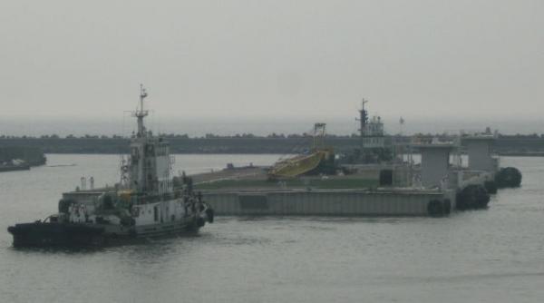 o barja gigantica va stoca apa radioactiva de la fukushima