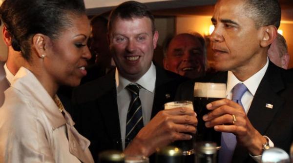 obama a savurat o bere guinness video