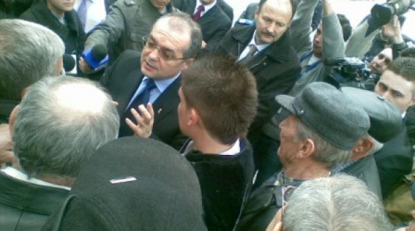 boc imparte poporul in romani si pesedisti