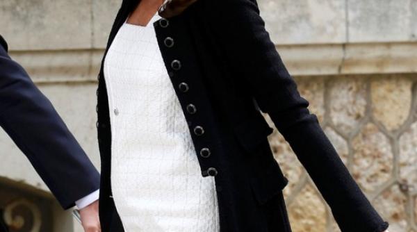 summit g8 carla bruni sarkozy cu burtica la vedere