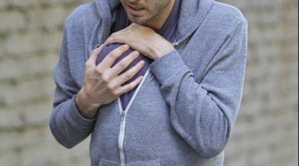 asa nu sotul aliciei silverstone cu bebelusul indesat in hanorac