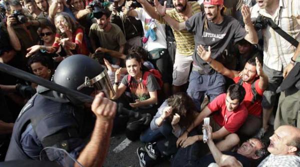 barcelona 42 de raniti in urma violentelor din piata catalunya