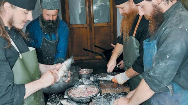 la masa printre calugari