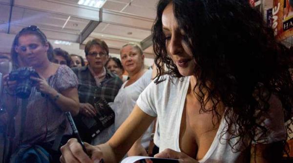 nu astept muza o provoc in toate chipurile