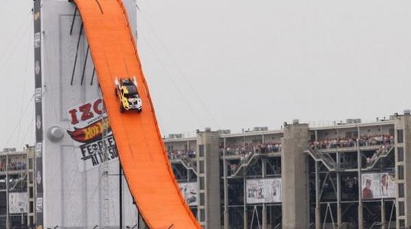 a zburat 101 de metri cu masina nou record mondial