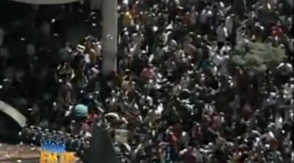 original o televiziune braziliana se promoveaza aruncand cu bani de pe acoperis video