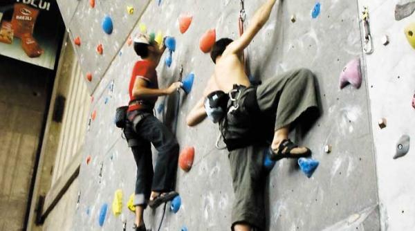 tot mai multi romani se catara pe pereti