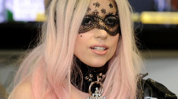 lady gaga parodiata pe internet cu acordul sau video