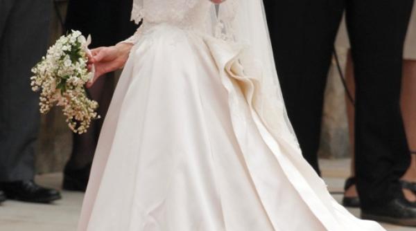 rochia de mireasa a lui kate middleton va fi expusa la buckingham