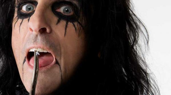 alice cooper il va trezi pe dracula