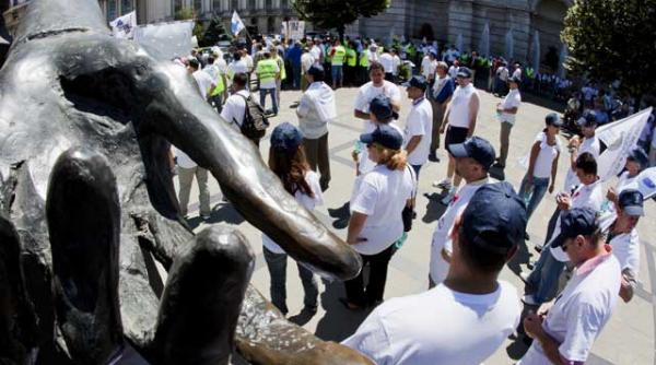 politistii din fata mai ului intra in greva foamei