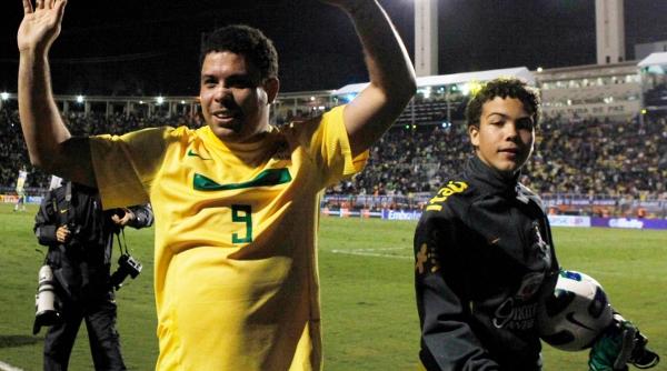 arbitrul meciului cu romania i a facut cadou lui ronaldo fluierul