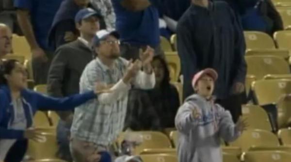 asa nu un tata isi arunca progenitura din brate pentru a prinde o minge de baseball video