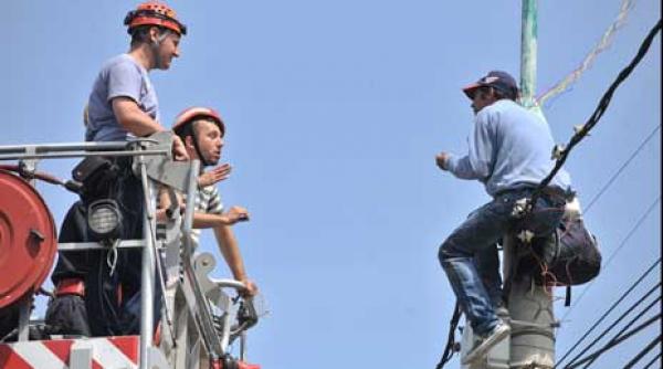 un barbat si a dat foc in fata palatului cotroceni strigand basescu e un dictator altul a amenintat timp de sase ore ca sare de pe un stalp