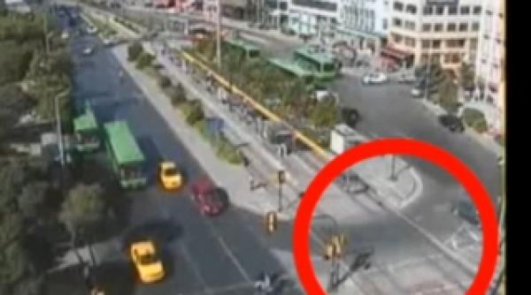 incredibil a gonit prin istanbul cu un politist pe capota video