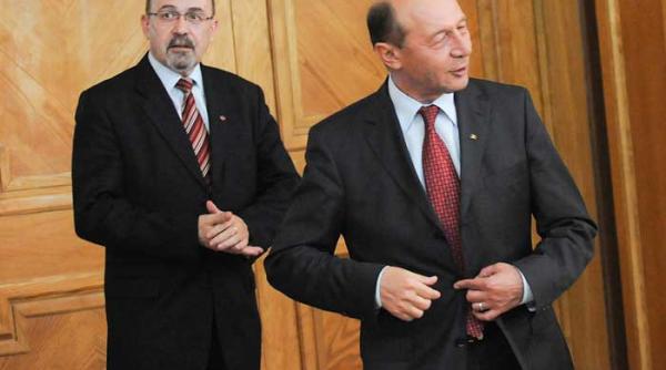lui basescu i se da cu harta in cap