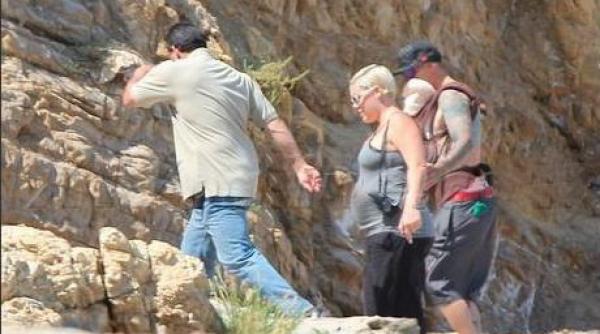 pink si a scos pentru prima data fetita la plimbare foto