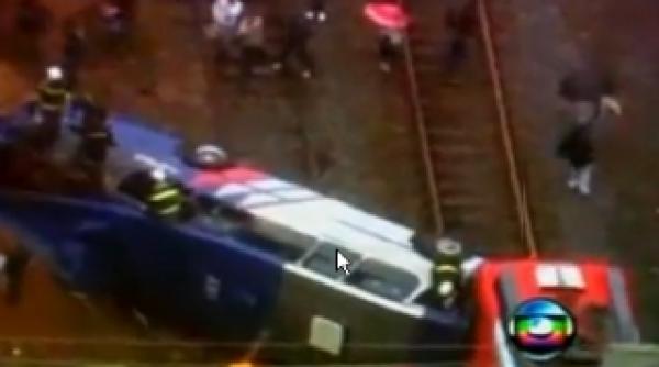 un tren a lovit un autobuz cazut pe sine de pe un pod video