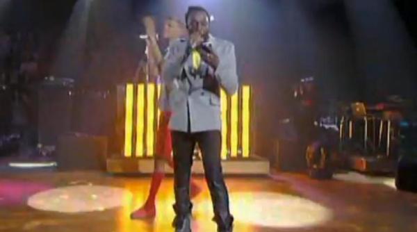 will i am de la black eyed peas a uitat versurile propriei melodii in concert video