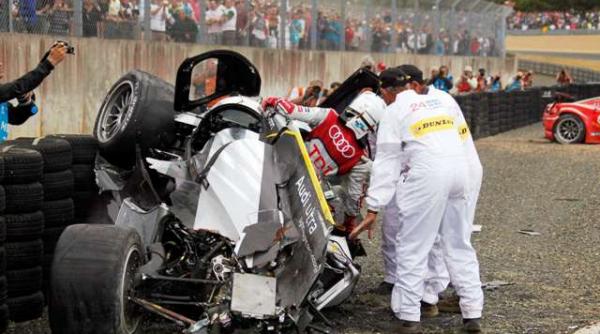 accident terifiant suferit de alan mcnish in cursa de 24 de ore de la le mans video