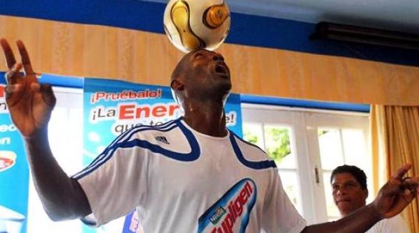 un cubanez a stabilit un nou record mondial la jonglat cu mingea pe cap