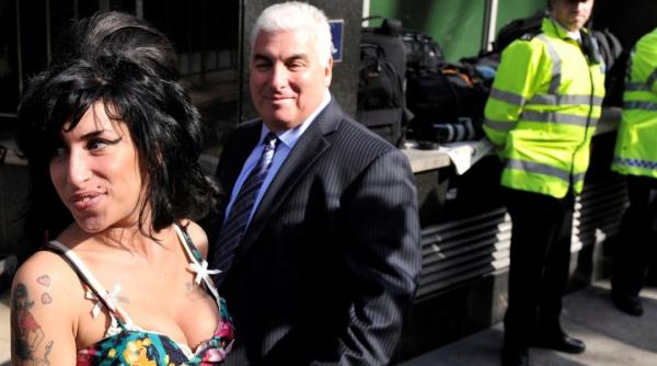 amy winehouse supravegheata de impresari sa nu mai bea alcool