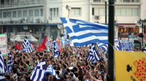 violente in centrul atenei protestatarii s au luat la bataie cu politia
