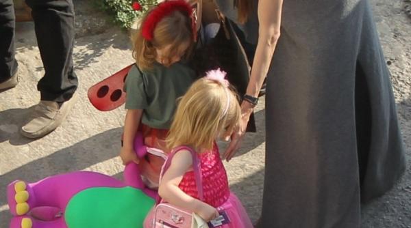 angelina jolie si brad pitt isi petrec vara in malta