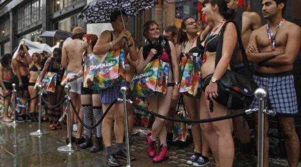 haine gratis pentru clientii imbracati sumar video