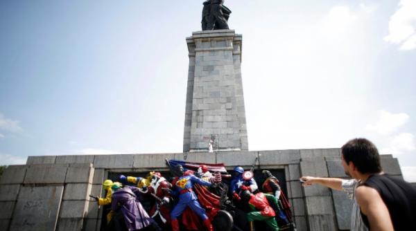 monumentul sovietic din bulgaria transformat peste noapte in personaje de benzi desenate