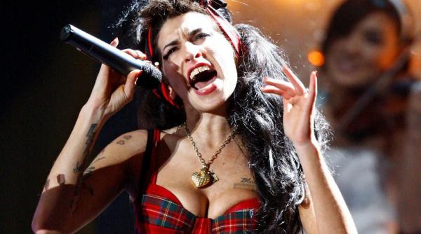 amy winehouse huiduita la belgrad pentru ca a urcat in stare de ebrietate pe scena video