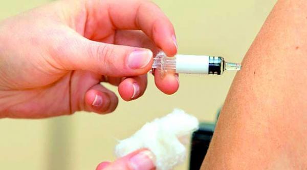 vaccinul intre aplauze si reprosuri