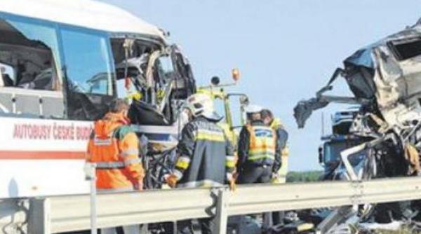 tragedie in ungaria cinci romani au murit dupa ce un autocar s a ciocnit cu un tir slovac
