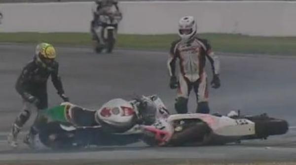 accident spectaculos doua motociclete s au invartit singure aproape un minut