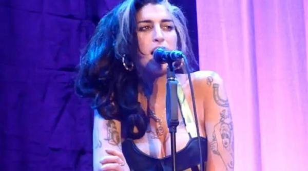 amy winehouse a urcat cu forta pe scena la belgrad