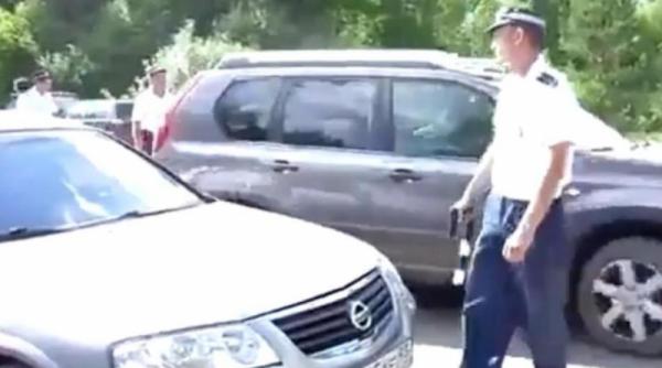 un politist rus a gasit solutia pentru soferii recalcitranti vezi cum ii obliga sa opreasca