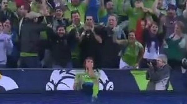 bucurie dupa gol s a scufundat in spatele reclamelor