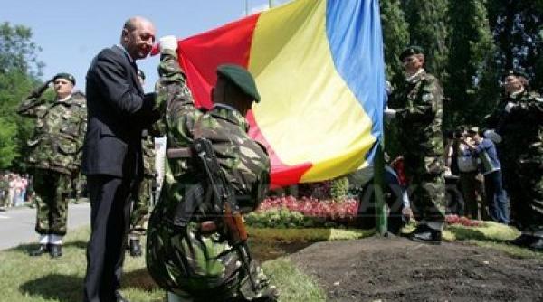 basescu de ziua drapelului sunt romani care trec pe langa tricolor ca pe langa un stalp de iluminat