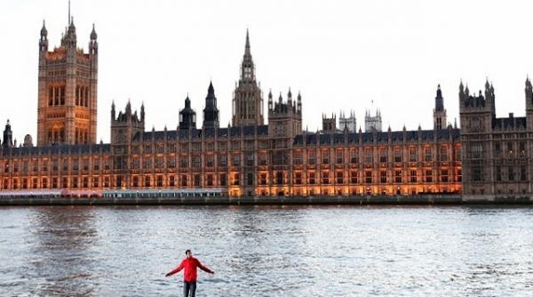 dynamo britanicul care paseste pe apa tamisei foto